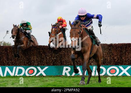 Liverpool, Großbritannien. 14. April 2023. Pic D'orhy Ridted by Harry Cobden gewinnt Marsh Chase während des Randox Grand National Festivals 2023 Ladies Day auf der Rennbahn Aintree, Liverpool, Großbritannien, 14. April 2023 (Foto von Conor Molloy/News Images) in Liverpool, Großbritannien, am 4./14. April 2023. (Foto: Conor Molloy/News Images/Sipa USA) Guthaben: SIPA USA/Alamy Live News Stockfoto