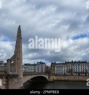 Brücke Pont de la Tournelle mit der Statue von Saint Genevieve in Paris, Frankreich Stockfoto