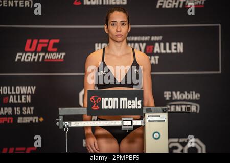 Kansas City, MO, Missouri, USA. 14. April 2023. KANSAS Kansas City, MO, MISSOURI - 14. APRIL: Bruna Brasil hat am 15. April 2023 im T-Mobile Center in Kansas City, Missouri, USA, mit 116lb Punkten vor ihrem Kampf in der UFC Fight Night Kansas City - Holloway vs Allen gewogen. (Kreditbild: © Matt Davies/PX Imagens via ZUMA Press Wire) NUR REDAKTIONELLE VERWENDUNG! Nicht für den kommerziellen GEBRAUCH! Kredit: ZUMA Press, Inc./Alamy Live News Stockfoto