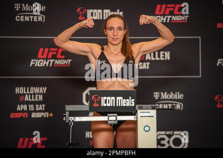 Kansas City, MO, Missouri, USA. 14. April 2023. KANSAS Kansas City, MO, MISSOURI - 14. APRIL: Lucie Pudilova wog am 15. April 2023 in Kansas City, Missouri, USA, um 116lb vor ihrem Kampf in der UFC Fight Night Kansas City - Holloway vs Allen im T-Mobile Center. (Kreditbild: © Matt Davies/PX Imagens via ZUMA Press Wire) NUR REDAKTIONELLE VERWENDUNG! Nicht für den kommerziellen GEBRAUCH! Kredit: ZUMA Press, Inc./Alamy Live News Stockfoto