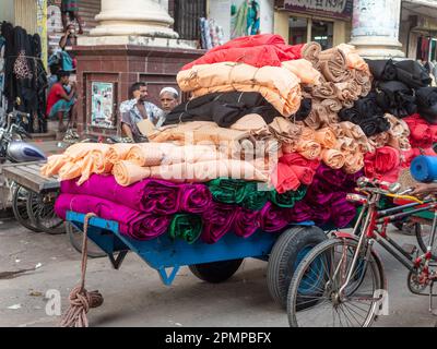 Wagen gefüllt mit Textilien in Dhaka, Bangladesch. Die Textilindustrie ist bei weitem die wichtigste des Landes und für den größten Teil ihres Sektors verantwortlich Stockfoto