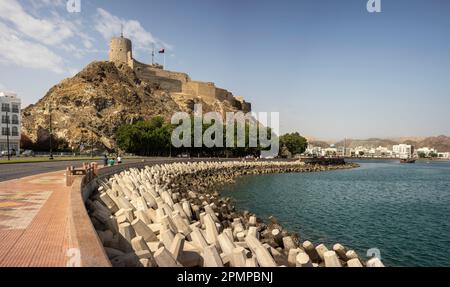 Die ehemalige portugiesische Kolonie von Oman (1507-1650), der „Forte do Almirante“, heute bekannt als Al Mirani Fort. Muscat ist die Hauptstadt und die bevölkerungsreichste Stadt Stockfoto