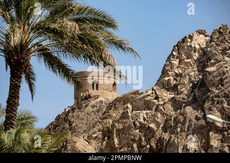 Die auf einem Hügel gelegene Festung wurde von den Portugiesen erbaut und bietet einen Blick auf den Hafen von Maskat. Muscat ist die Hauptstadt und bevölkerungsreichste Stadt in Oman. Stockfoto