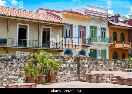 Farbenfrohe Häuser und eine Steinmauer in der Altstadt von Panama-Stadt; Panama-Stadt, Panama Stockfoto