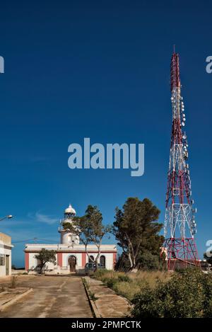 Der Leuchtturm von Cap de Sant Antoni (Kap von San Antonio) erhebt sich über die Klippen des gleichnamigen Kaps in Xabia (Jávea) Alicante, Spanien Stockfoto