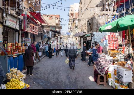 Menschen gehen durch einen geschäftigen Khan el-Khalili Market Basar im islamischen Kairo in Kairo, Ägypten Stockfoto