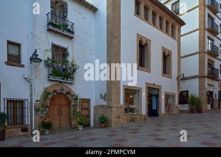 Wunderschöne Häuser mit weißen Fassaden und geschmückt mit Töpfen voller Pflanzen und Blumen auf der Plaza de la Iglesia, dem Zentrum der Stadt Xabia, Alic Stockfoto