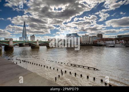 Architektonischer, halb abstrakter Blick entlang der Themse, London, mit The Shard als Mittelpunkt. Guter Himmel, hohe Auflösung mit negativem Raum Stockfoto