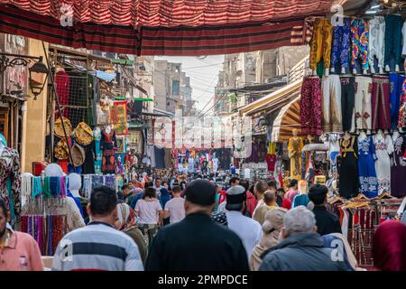 Menschen gehen durch einen geschäftigen Khan el-Khalili Market Basar im islamischen Kairo in Kairo, Ägypten Stockfoto