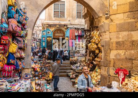 Menschen gehen durch einen geschäftigen Khan el-Khalili Market Basar im islamischen Kairo in Kairo, Ägypten Stockfoto