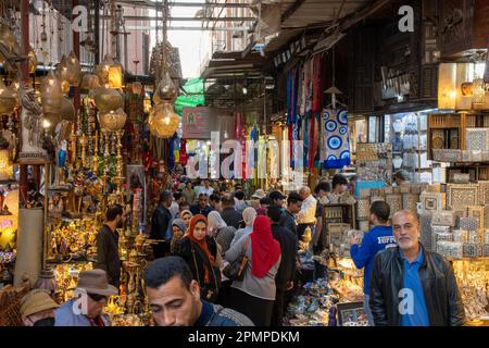 Menschen gehen durch einen geschäftigen Khan el-Khalili Market Basar im islamischen Kairo in Kairo, Ägypten Stockfoto