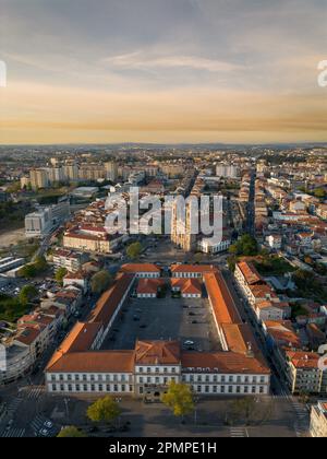 Luftblick über die Kirche, Igreja de Nossa Senhora da Lapa und Platz, Praca da Republica in Porto bei Sonnenuntergang Stockfoto