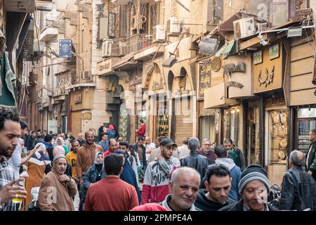 Menschen gehen durch einen geschäftigen Khan el-Khalili Market Basar im islamischen Kairo in Kairo, Ägypten Stockfoto