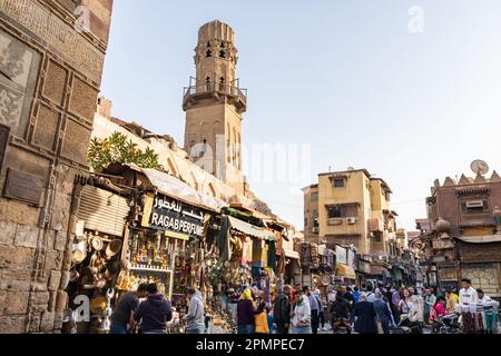 Menschen gehen durch einen geschäftigen Khan el-Khalili Market Basar im islamischen Kairo in Kairo, Ägypten Stockfoto