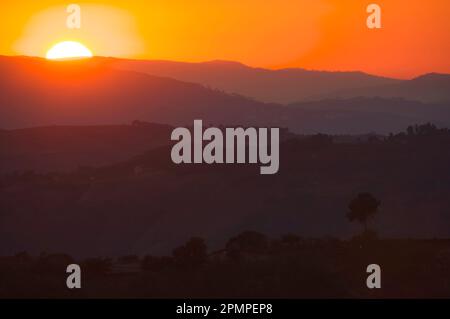 Sonnenuntergang über dem Tal des Flusses Douro in Portugal; Tal des Flusses Douro, Portugal Stockfoto