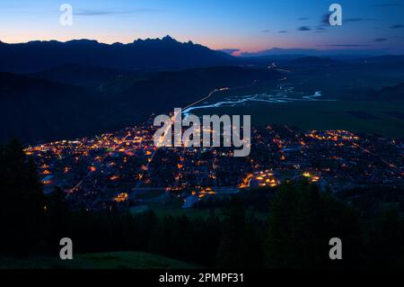 Blick auf Jackson, Wyoming, mit den Nationalparks Grand Teton und Yellowstone in der Abenddämmerung, USA, vom Skigebiet Snow King Mountain aus Stockfoto