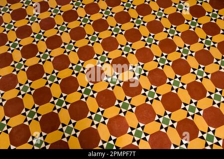 Buntes Muster des Bodens im Chettinad Palace; Kanadukathan, Chettinad, Tamil Nadu, Indien Stockfoto