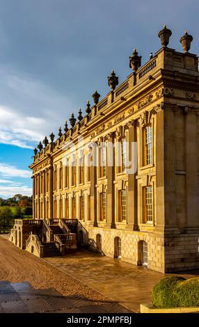 Fassade mit Fenstern im Chatsworth House ein Herrensitz in der Nähe von Bakewell im Derbyshire Dales Peak District England Stockfoto