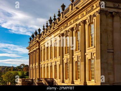 Fassade mit Fenstern im Chatsworth House ein Herrensitz in der Nähe von Bakewell im Derbyshire Dales Peak District England Stockfoto