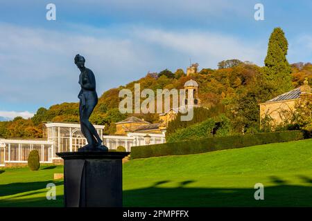 Blick über die Gärten des Chatsworth House, einem Herrensitz in der Nähe von Bakewell im Derbyshire Dales Peak District England Stockfoto