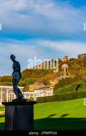 Blick über die Gärten des Chatsworth House, einem Herrensitz in der Nähe von Bakewell im Derbyshire Dales Peak District England Stockfoto