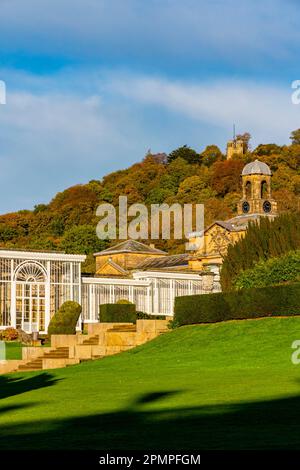 Blick über die Gärten des Chatsworth House, einem Herrensitz in der Nähe von Bakewell im Derbyshire Dales Peak District England Stockfoto