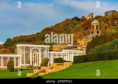 Blick über die Gärten des Chatsworth House, einem Herrensitz in der Nähe von Bakewell im Derbyshire Dales Peak District England Stockfoto