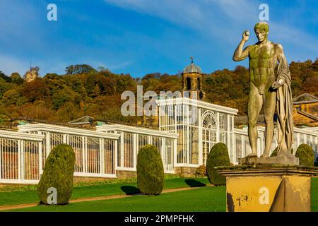 Blick über die Gärten des Chatsworth House, einem Herrensitz in der Nähe von Bakewell im Derbyshire Dales Peak District England Stockfoto