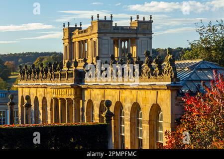 Blick über die Gärten des Chatsworth House, einem Herrensitz in der Nähe von Bakewell im Derbyshire Dales Peak District England Stockfoto