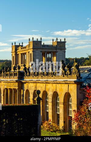 Blick über die Gärten des Chatsworth House, einem Herrensitz in der Nähe von Bakewell im Derbyshire Dales Peak District England Stockfoto