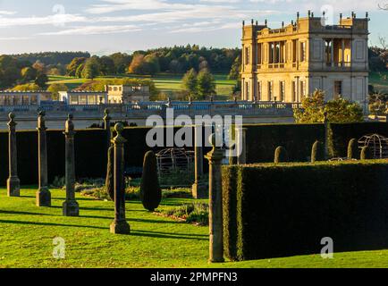 Blick über die Gärten des Chatsworth House, einem Herrensitz in der Nähe von Bakewell im Derbyshire Dales Peak District England Stockfoto