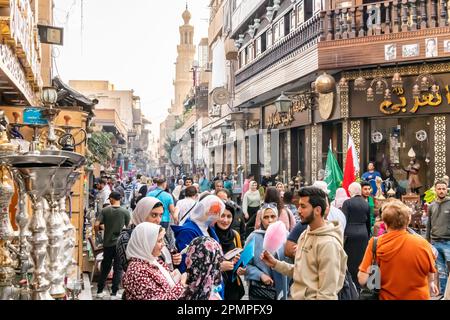 Menschen gehen durch einen geschäftigen Khan el-Khalil Markt Basar im islamischen Kairo in Kairo, Ägypten Stockfoto