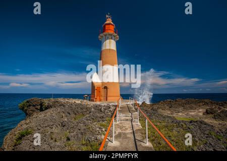 Der Ozean stürzt auf den Felsen hinter dem Folly Point Lighthouse; Port Antonio, Jamaika Stockfoto