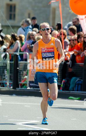 Scott Overall nimmt am London Marathon 2014 Teil und durchquert Tower Hill in der Nähe des Tower of London, Großbritannien. Britischer Langstreckensportler Stockfoto