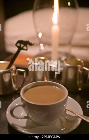 Eine Tasse Tee neben einer Laterne mit Kerzenlicht, Masai Mara National Park; Kenia Stockfoto