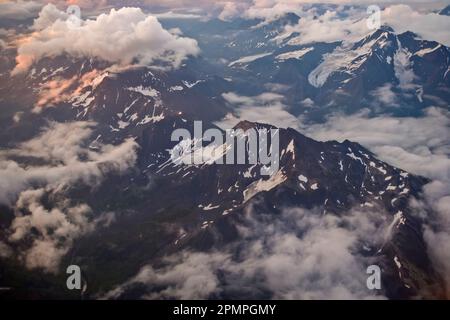 Wolken und die zerklüfteten Gipfel der Chugach Mountains östlich von Anchorage, Alaska, USA; Alaska, Vereinigte Staaten von Amerika Stockfoto