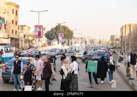 Menschen, die durch die Straßen von Kairo in Ägypten laufen Stockfoto