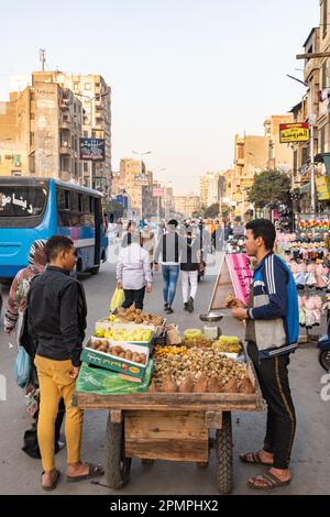 Menschen, die durch die Straßen von Kairo in Ägypten laufen Stockfoto