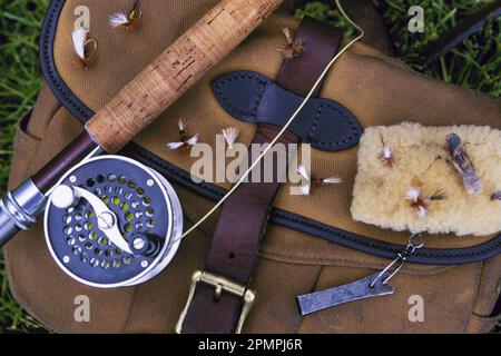 Angelausrüstung Stillleben mit Fliegen, Rute & Reel und Creel; Wyoming, Vereinigte Staaten von Amerika Stockfoto