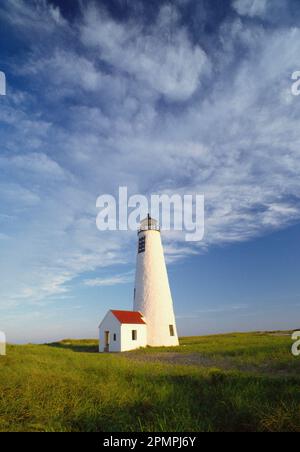 Himmel voller Wolken über dem Great Point Lighthouse; Nantucket Island, Massachusetts, Vereinigte Staaten von Amerika Stockfoto