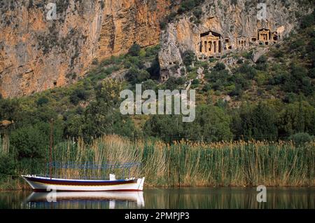 Segelboot im Fluss Dalyan unter den lykischen Felsengräbern; Kaunos, Türkei Stockfoto