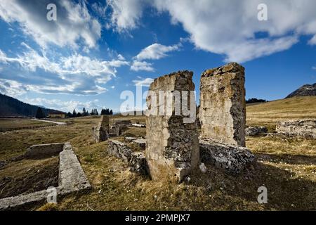 Vezzena-Pass: Ruinen der Seilbahnstation, die während des Ersten Krieges von der österreichisch-ungarischen Armee erbaut wurde. Levico Terme, Trentino, Italien. Stockfoto