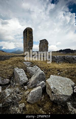 Vezzena-Pass: Ruinen der Seilbahnstation, die während des Ersten Krieges von der österreichisch-ungarischen Armee erbaut wurde. Levico Terme, Trentino, Italien. Stockfoto