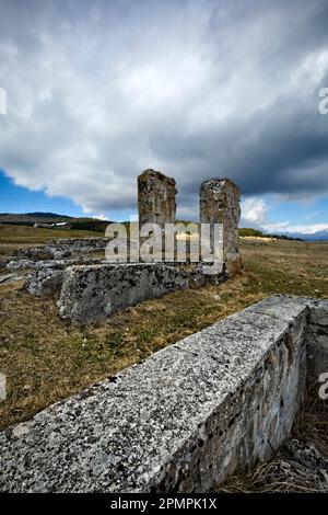 Vezzena-Pass: Ruinen der Seilbahnstation, die während des Ersten Krieges von der österreichisch-ungarischen Armee erbaut wurde. Levico Terme, Trentino, Italien. Stockfoto