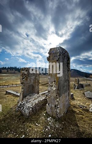 Vezzena-Pass: Ruinen der Seilbahnstation, die während des Ersten Krieges von der österreichisch-ungarischen Armee erbaut wurde. Levico Terme, Trentino, Italien. Stockfoto