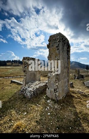 Vezzena-Pass: Ruinen der Seilbahnstation, die während des Ersten Krieges von der österreichisch-ungarischen Armee erbaut wurde. Levico Terme, Trentino, Italien. Stockfoto