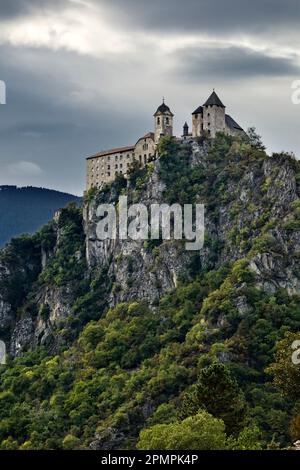 Das Sabiona-Kloster steht auf einer hohen Klippe im Isarco-Tal. Chiusa Klausen, Südtirol, Italien. Stockfoto