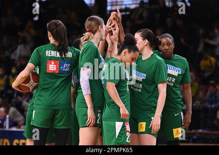 Berlin, Deutschland. 14. April 2023. Berlin, Deutschland. April 14. 2023: Das Team der Rutronik Stars Keltern wärmt sich während des Spiels DBBL Playoff Halbfinale - ALBA Berlin Frauen gegen Rutronik Stars Keltern - Sporthalle Charlottenburg auf. Berlin, Deutschland. (Ryan Sleiman /SPP) Guthaben: SPP Sport Press Photo. Alamy Live News Stockfoto