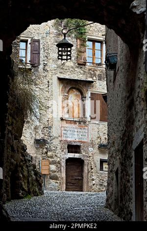 Mittelalterliche Häuser im Dorf Canale di Tenno. Trentino, Italien. Stockfoto