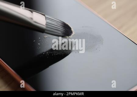 Small brush processes fingerprints left on screen of phone Stockfoto